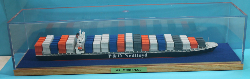 Containership "Miro Star" P&O Nedlloyd (1 p.) LIB 2006 in showcase from Conrad 10569/5